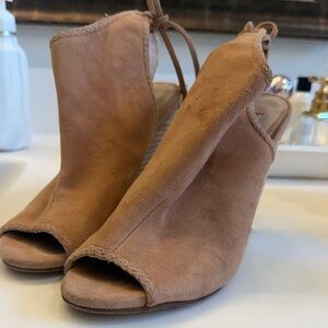 Chic Tan Women's Peep-Toe Mules
